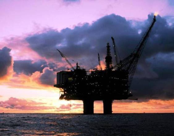 Precios de petróleo aumentan debido a tensiones geopolíticas persistentes
