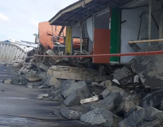 Casa colapsa tras fuertes oleajes en Chame