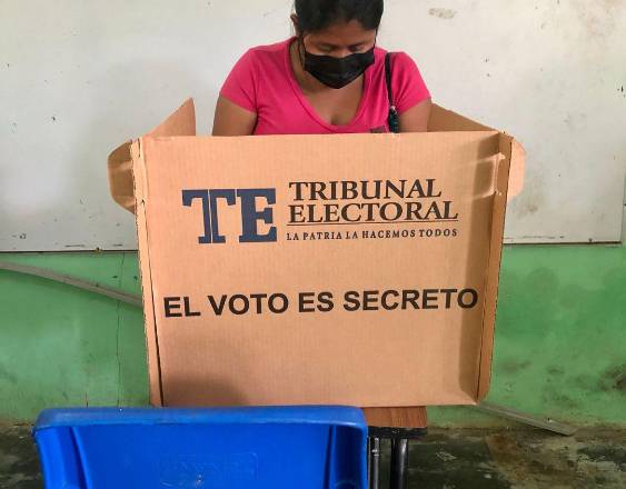 ML | Una persona emite su voto durante las elecciones generales.