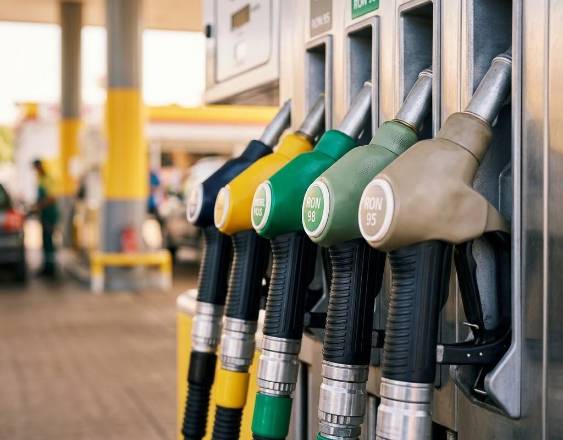 Imagen generada con IA | Mangueras en una estación de combustible.