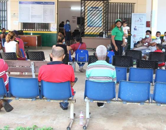 Cortesía | Pacientes esperando por atención en un centro de salud en Panamá Norte.