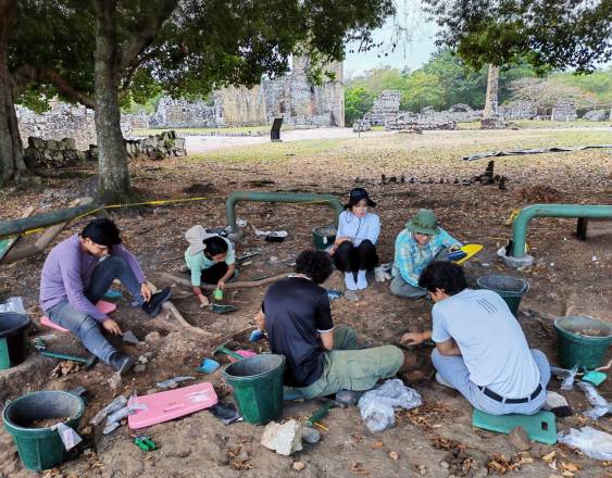 M. Salomón | Estudiantes de la Universidad de Panamá de la licenciatura de antropología realizando las excavaciones en Panamá Viejo.