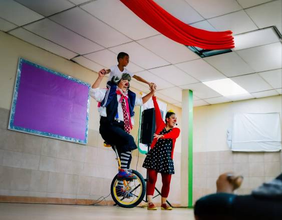 Cortesía | Presentación de uno de los segmentos dEl Festival de artes escénicas (FAE) en su visita a las escuelas del barrio.