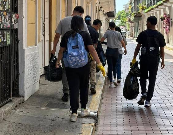 Estudiantes realizan jornada de limpieza en el Casco Antiguo