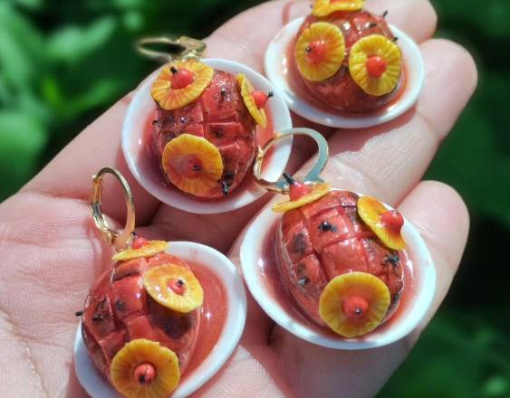 Cortesía | Cuatro llaveros con diseños de un jamón navideño.