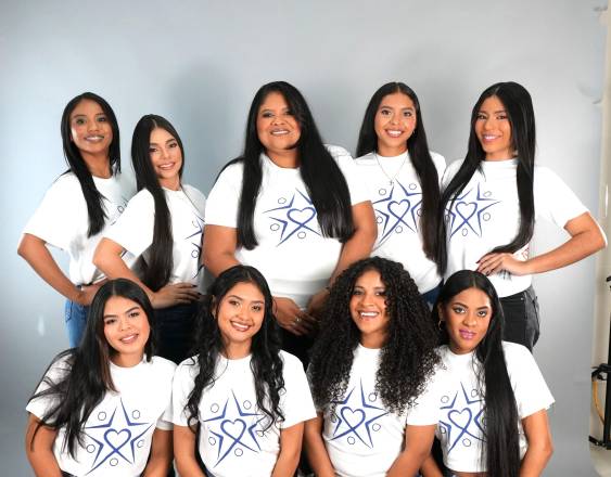 Cortesía | Las integrantes de Power Folklore Dancers junto a su tutora Eileen García.