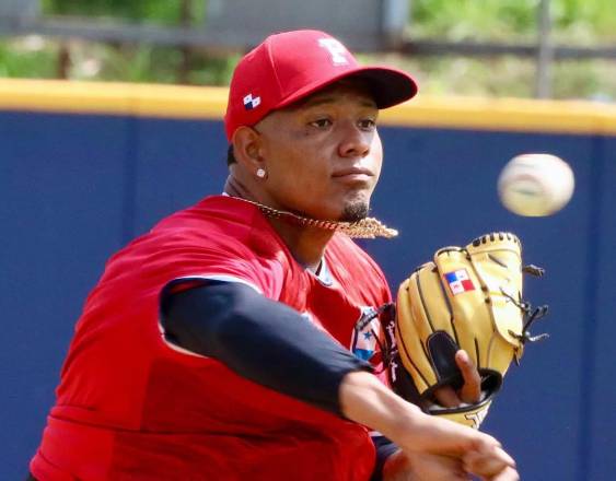 ML | Un grupo de jugadores panameños realizan ejercios de campo en el estadio Rod Carew.