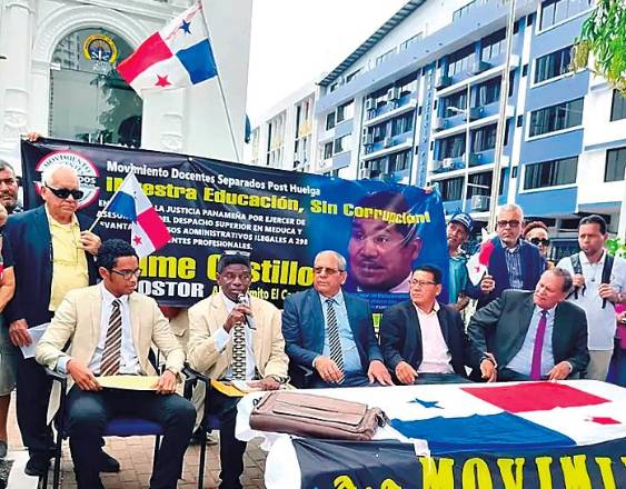 AEVE | Docentes destituidos con el equipo legal.