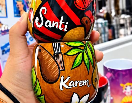 Cortesía | Dos vasos estilo totuma con diseño cultural.