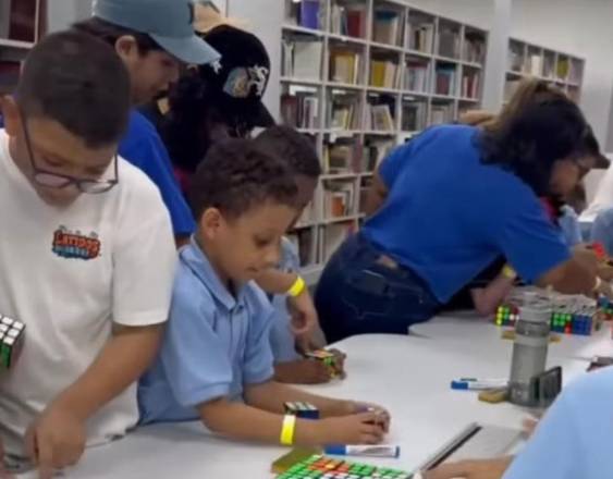 MiCultura | Niños jugando con cubos de Rubik.