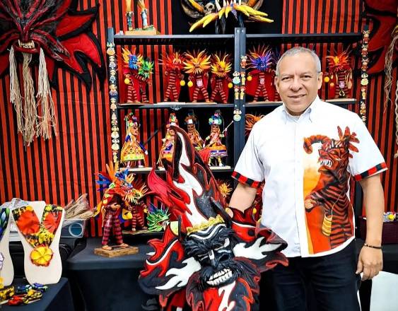 ML | Alexander Alarcón y una estatua de diablo de Colón.