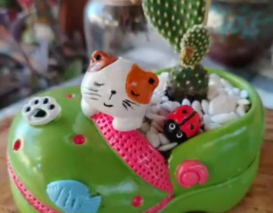 Cortesía | Un macetero con diseño de zapato con un gato.