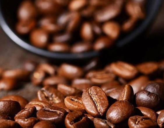 ML | un grupo de granos de café en exposición.