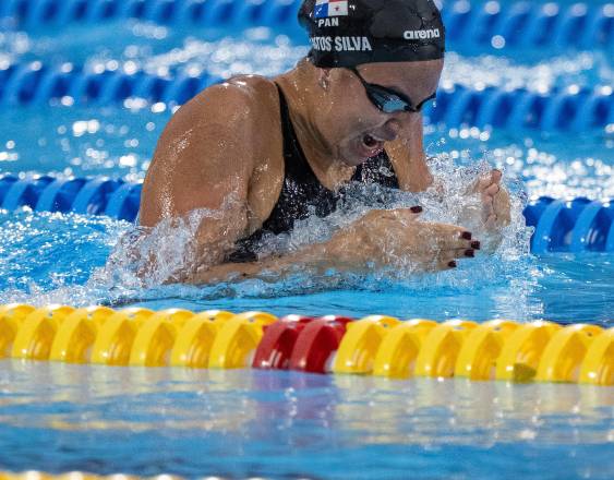Cortesía | La nadadora panameña Emily Santos durante una carrera de la modalidad pecho.