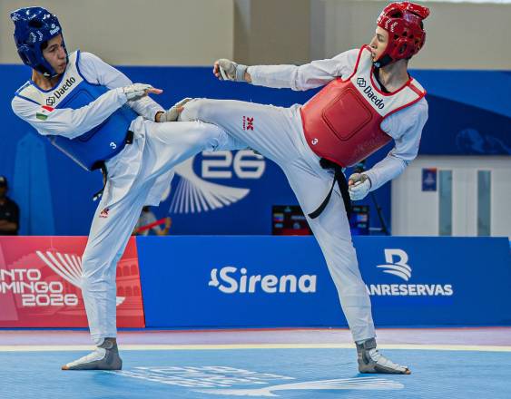 Cortesía | El atleta panameño de taekwondo, Ian Romero (de rojo), en un combate durante los Juegos Centroamerianos y del Caribe 2026.