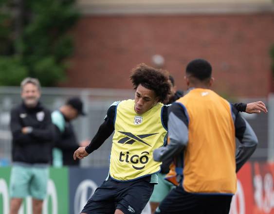 Cortesía FEpafut | El mediocampista Adalberto Carrasquilla (c) en una sesión e entrenamiento.