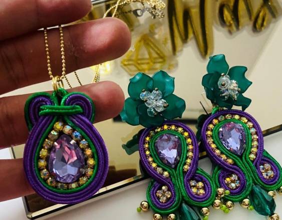 Cortesía | Un juego de collar y aretes realizados por Araujo.