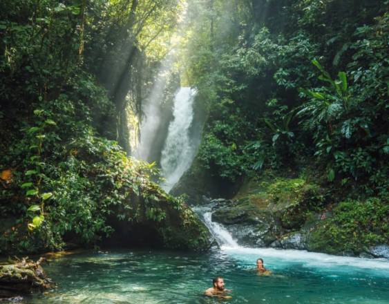 Luis Zamora | Personas en la cascada ubicada en Ngäbe-Buglé.