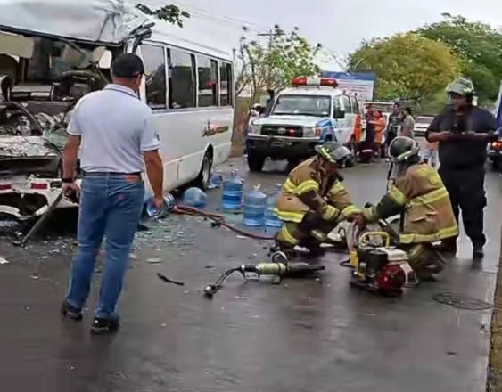 Un bus tipo coaster colisiona contra camión cisterna en Pacora