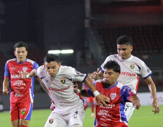 Cortesía @firpo_oficial | jugadores de los equipos Plaza amador (de blanco), y Luis Ángel Firpo, en su duelo de Copa Centroamericana, disputado la semana pasada en el estadio Rommel Fernández.