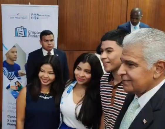 ML | El presidente José Raúl Mulino junto a jóvenes pasantes.