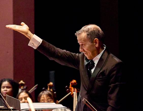 ML | Alejandro Gutiérrez Mena participando como director invitado de la Orquesta Sinfónica durante el concierto “Resonancias del Alma”, en el Teatro Balboa, en 2025.