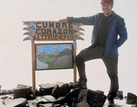 Cortesía @eduardokalifa | Eduardo Hernández Kalifa en el Volcán Corazón, en Ecuador.
