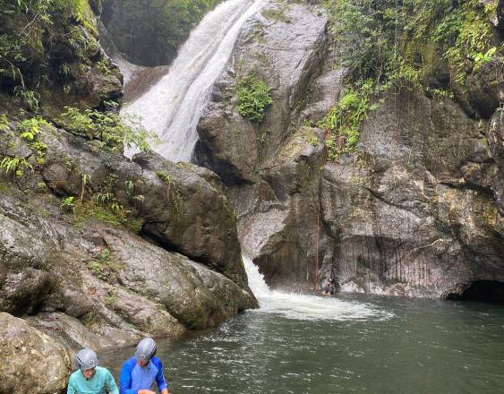 Cortesía | Dos personas visitando la cascada el Tobogán que se encuentra dentro del circuito Agua Viva.