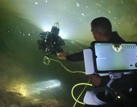 Bomberos recuperan cuerpo con ayuda de un dron acuático