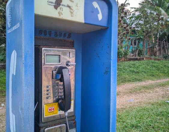 ML | Teléfono público en la comunidad de Guabal en Pennonomé.