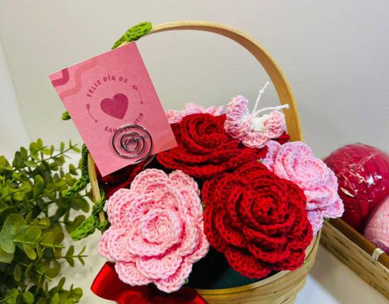 Cortesía | Un ramo de flores tejido por la emprendedora González.