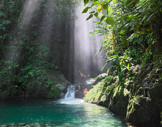 Edward Silleros | Personas visitan la Cascada El Gavilán con una impresionante caída de agua cristalina en Santa Fe de Veraguas.
