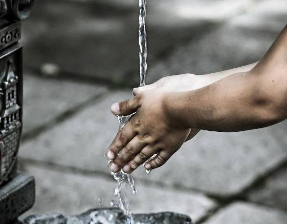 Pixabay | Imagen ilustrativa de un niño lavándose las manos.