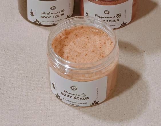 ML | Envases con crema para exfoliación corporal.