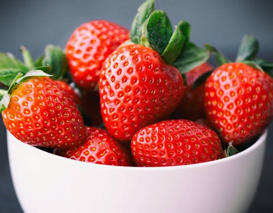 Unsplash | Un plato blanco con fresas, listas para comer.