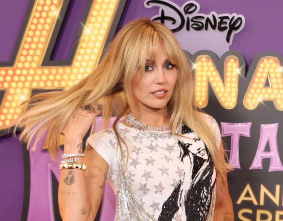 AFP | La cantante Miley Cyrus durante la alfombra roja del especial emitido por Disney Plus.