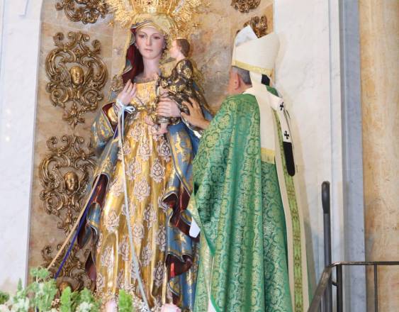 Cortesía | Monseñor José Domingo Ulloa junto a la imagen de Santa María la Antigua.