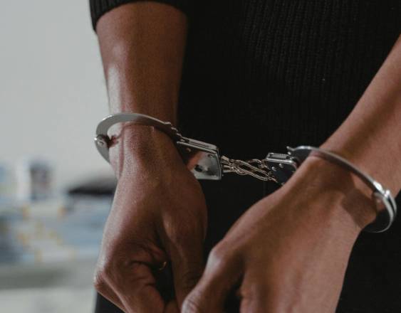 ML | Una persona detenida con esposas en las manos.