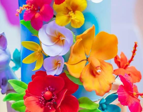 Cortesía | Flores de porcelana adornan un pastel.