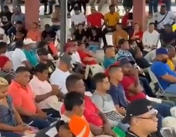 Captura de video | Personas en la feria de reclutamiento de personal en Colón.