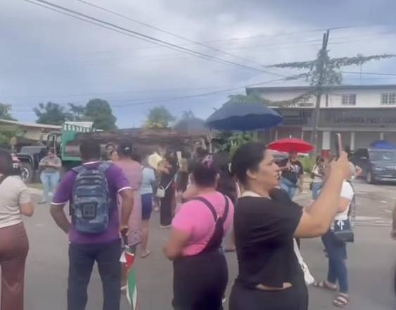 Cortesía | Las personas en plena vía durante su manifestación.