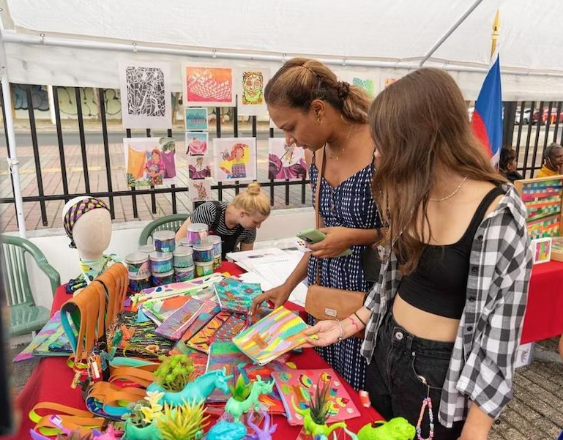 ML | Personas en el mercadito del festival francófono 2025.