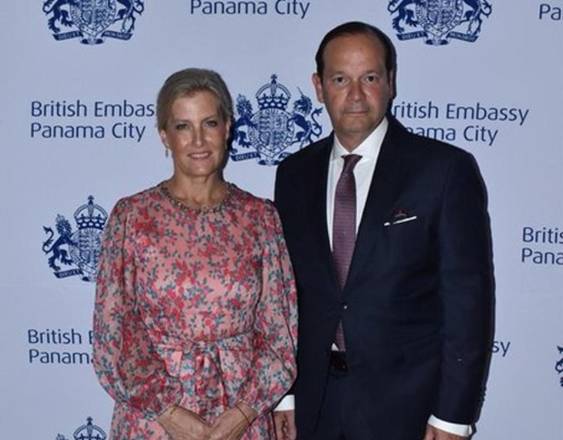 ML | La duquesa de Edimburgo, Sophie Helen Rhys-Jones, y el Canciller panameño Javier Martínez-Acha.