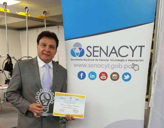 ML | El Dr. Pablo Rojas Pardini con su premio Nacional de Innovación.