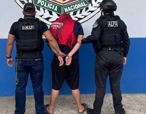 Cortesía | La Policía Nacional con un detenido.