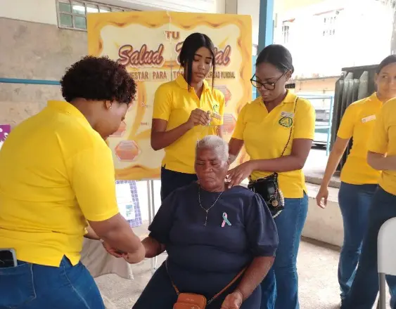 ML | Personal del Minsa atiende a un adulto mayor.
