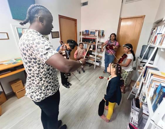 Cortesía | Clases de violín a niños de la academia.