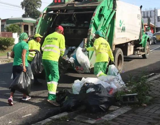 Cortesía | Personal de la AAUD recogiendo basura.
