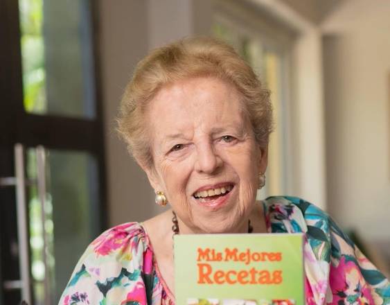 ML | La chef Bertha de Peláez con su obra “Mis mejores recetas”.