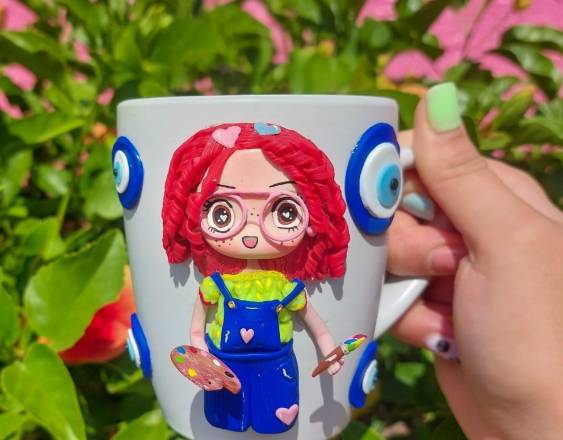 Cortesía | Taza decorada con porcelana fría por la emprendedora.